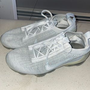 Hey guys! I’m selling these vapor max size 7 in woman.